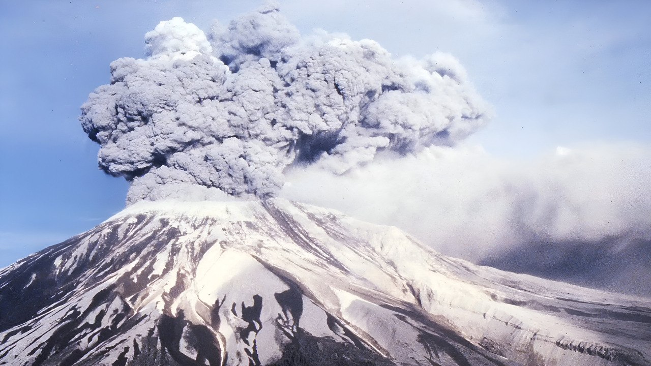 America’s Most Dangerous Volcano​ Triggers 72-Hour Rumble – Evacuation Plans Reviewed