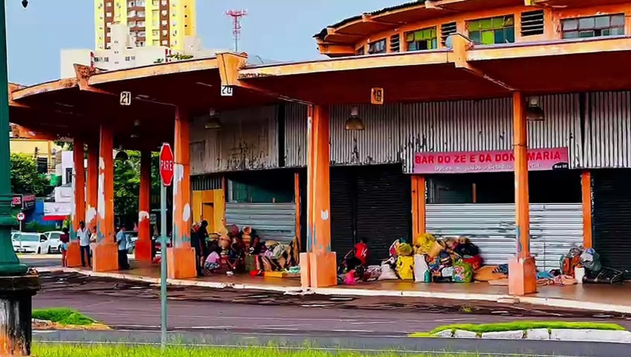 Imagens da antiga Estação Rodoviária de Umuarama, feitas antes da cobertura frontal do espaço