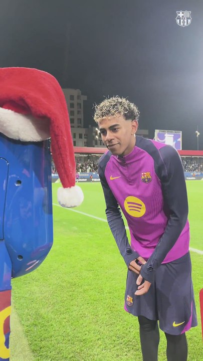 El momento más emotivo: los jugadores del FC Barcelona saludando a los niños de un hospital