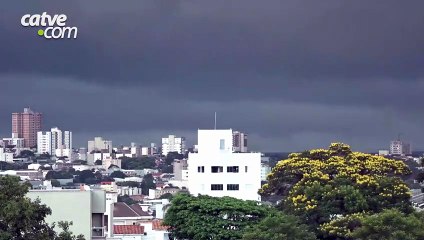 Céu fecha e chuva chega a Cascavel depois de dias de altas temperaturas