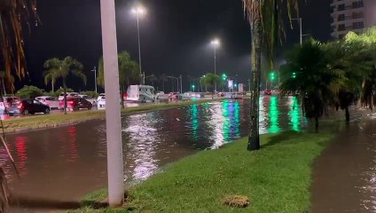 Chuva alaga Beira-Mar Norte em Florianópolis