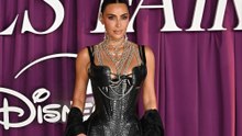 キム・カーダシアン、子犬のクリスマスプレゼントに動物愛護団体から批判