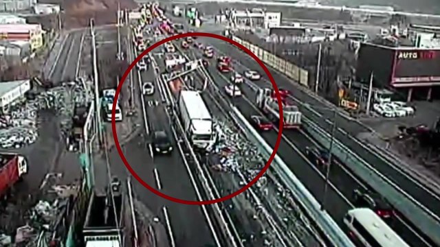 화물차가 지하차도 시설물 추돌...적재물 쏟아져 / YTN