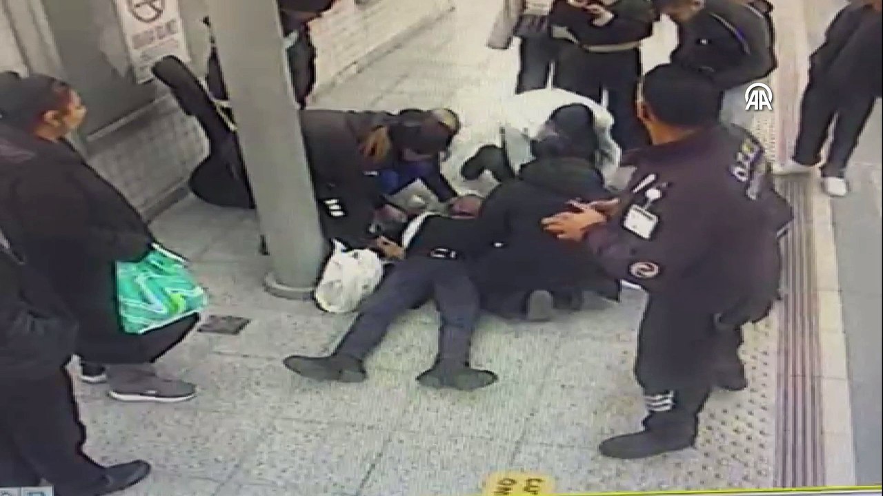 Tren istasyonunda kalbi duran yolcuya yapılan müdahale güvenlik kamerasında