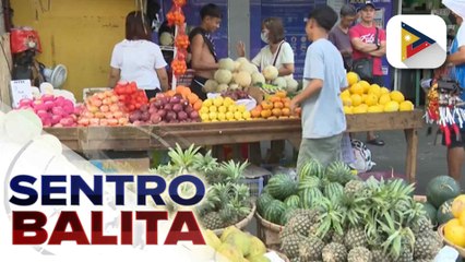 Presyo ng mga bilog na prutas sa Balintawak Market, nananatiling normal; ilan nating mga kababayan, ngayong araw namili para sa kanilang pang-Media Noche | ulat ni Bernard Ferrer