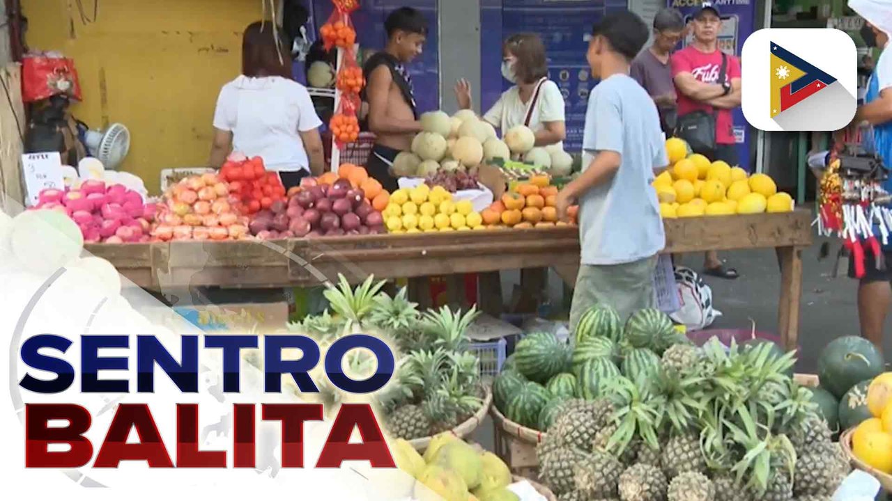Presyo ng mga bilog na prutas sa Balintawak Market, nananatiling normal; ilan nating mga kababayan, ngayong araw namili para sa kanilang pang-Media Noche | ulat ni Bernard Ferrer