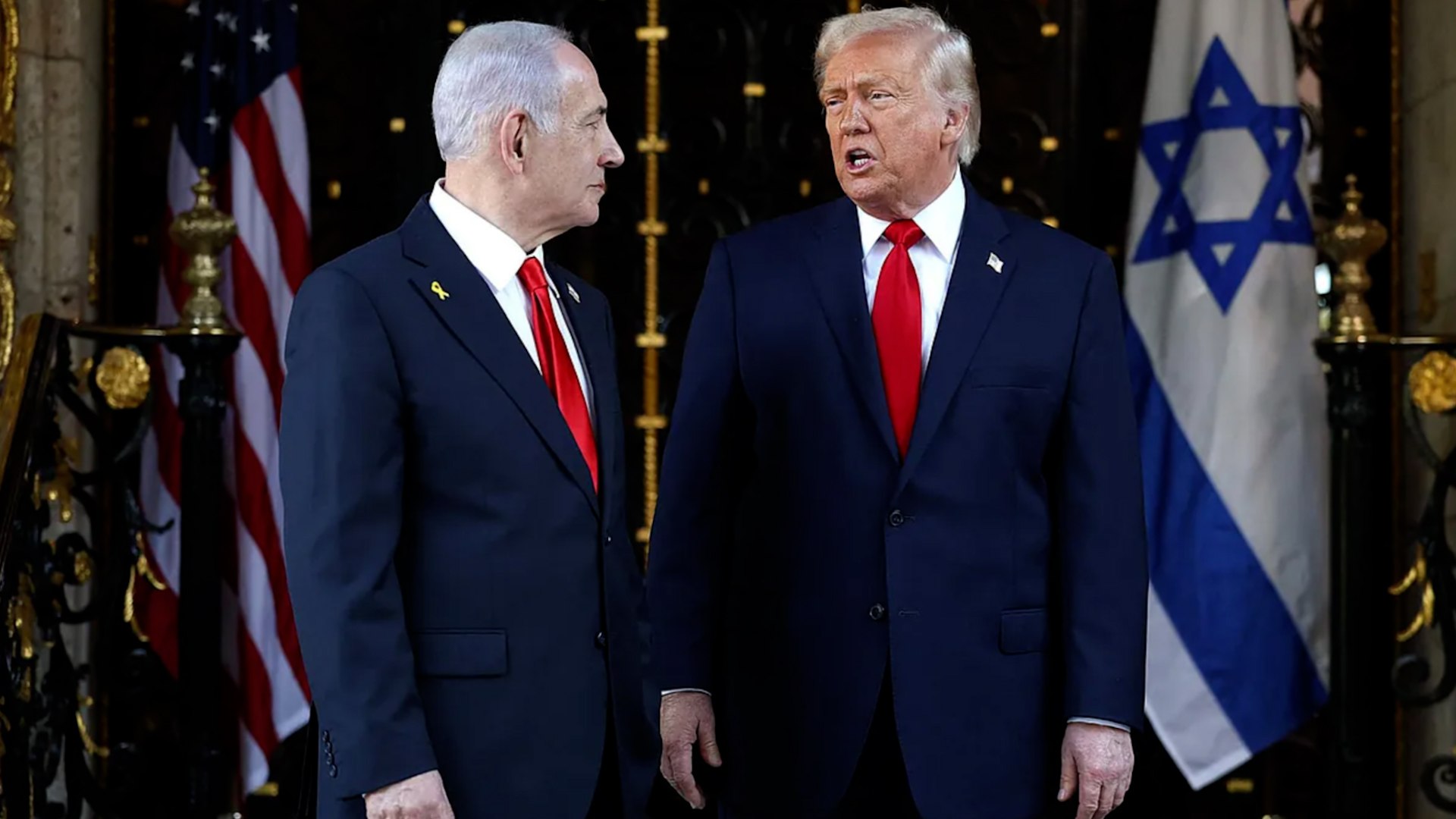 En un encuentro de alto nivel en su residencia de Mar-a-Lago, el presidente estadounidense Donald Trump y el primer ministro israel� Benjamin Netanyahu reafirmaron su alianza estrat�gica, lanzando un ultim�tum conjunto contra sus adversarios en Medio Oriente. Durante la reuni�n, Trump advirti� que Ir�n "pagar� caro" cualquier intento de reconstruir su programa nuclear o su arsenal de misiles bal�sticos, llegando a amenazar con la "erradicaci�n" de dichas capacidades tras los ataques de mediados de a�o.