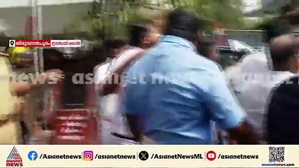 'സ്വര്‍ണ്ണക്കൊള്ള കേസ് അന്വേഷണത്തിലെ മെല്ലെപോക്ക്'; SIT ആസ്ഥാനത്തേക്ക് യൂത്ത് കോണ്‍ഗ്രസ് മാര്‍ച്ച്