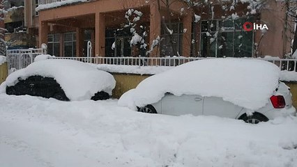 Kar hayatı durdurdu! Araçlar tamamen kayboldu