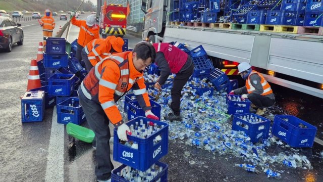 호남고속도로 달리던 화물차에서 맥주병 '와르르' / YTN