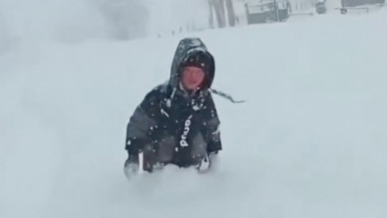 Il ragazzino si fa strada tra cumuli di neve per arrivare a scuola: il video emoziona (e il presidente lo incontra)