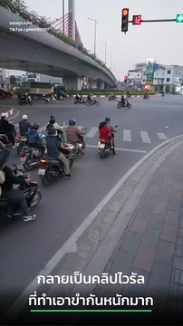 เมื่อสาวทำกระเป๋าหล่นบนถนน จังหวะมันก็โบ๊ะบ๊ะมาก !