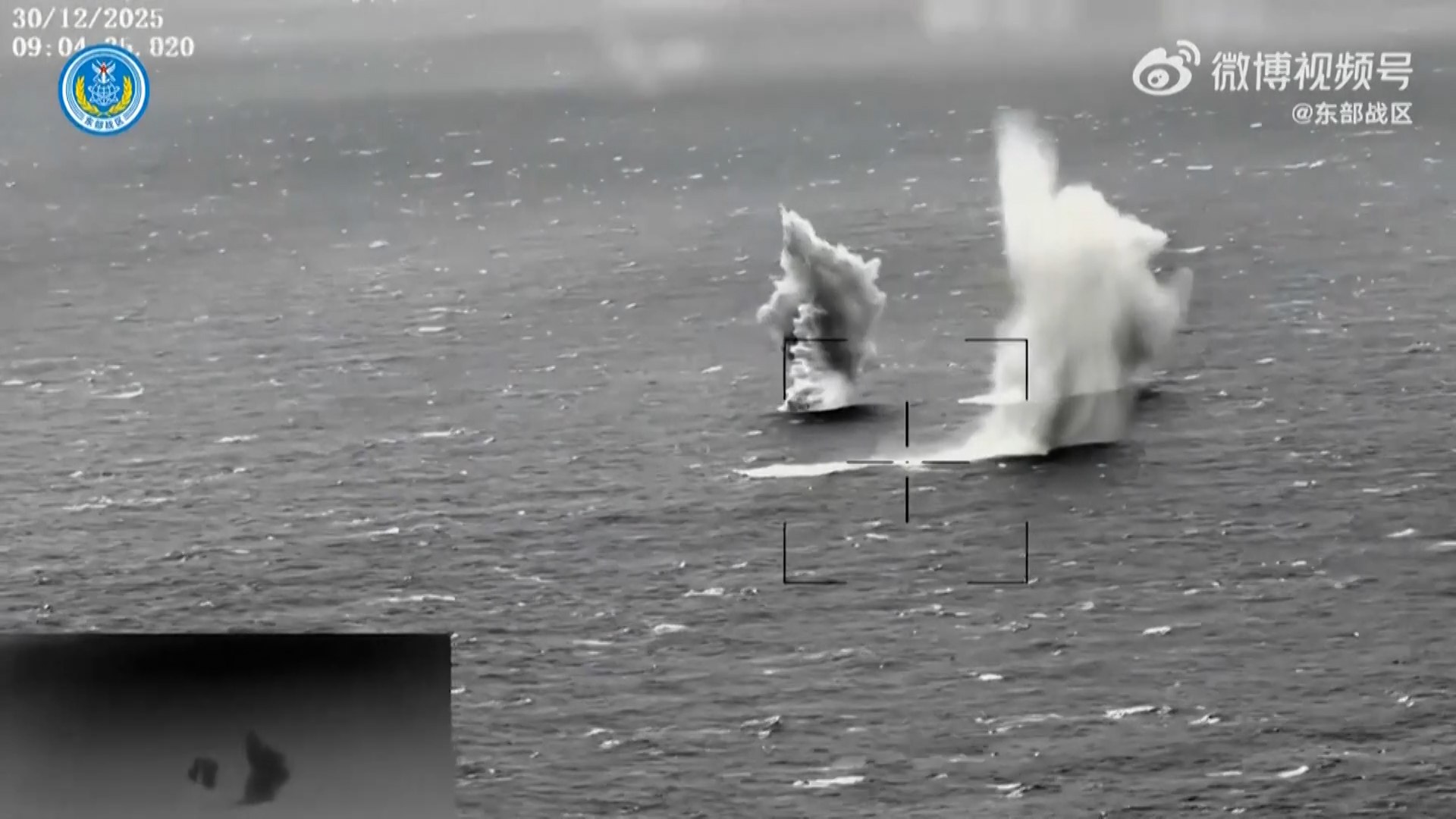 En un despliegue de fuerza sin precedentes, el Ej�rcito Popular de Liberaci�n (EPL) de China ha puesto en marcha la operaci�n &lsquo;Misi�n Justicia 2025&rsquo;, una serie de maniobras militares a gran escala que rodean Taiw�n en cinco puntos estrat�gicos. Este martes, las fuerzas chinas ejecutaron entrenamientos con fuego real de largo alcance en aguas situadas al sur de la isla, sum�ndose a ejercicios similares realizados apenas unas horas antes en la zona norte.