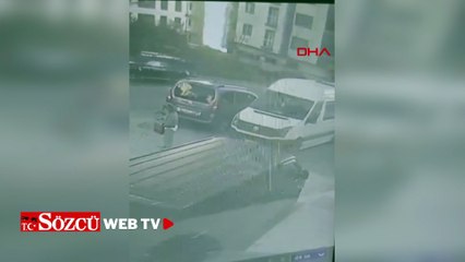 Servis minibüsünün kadına çarpıp, sürüklediği kaza kamerada