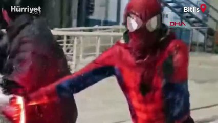 'Örümcek Adam', karda mahsur kalan sürücüye yardım etti