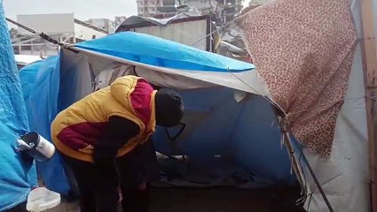 Kondisi angin kencang yang menerbangkan tenda-tenda di Jalur Gaza, Senin (29/12/2025).