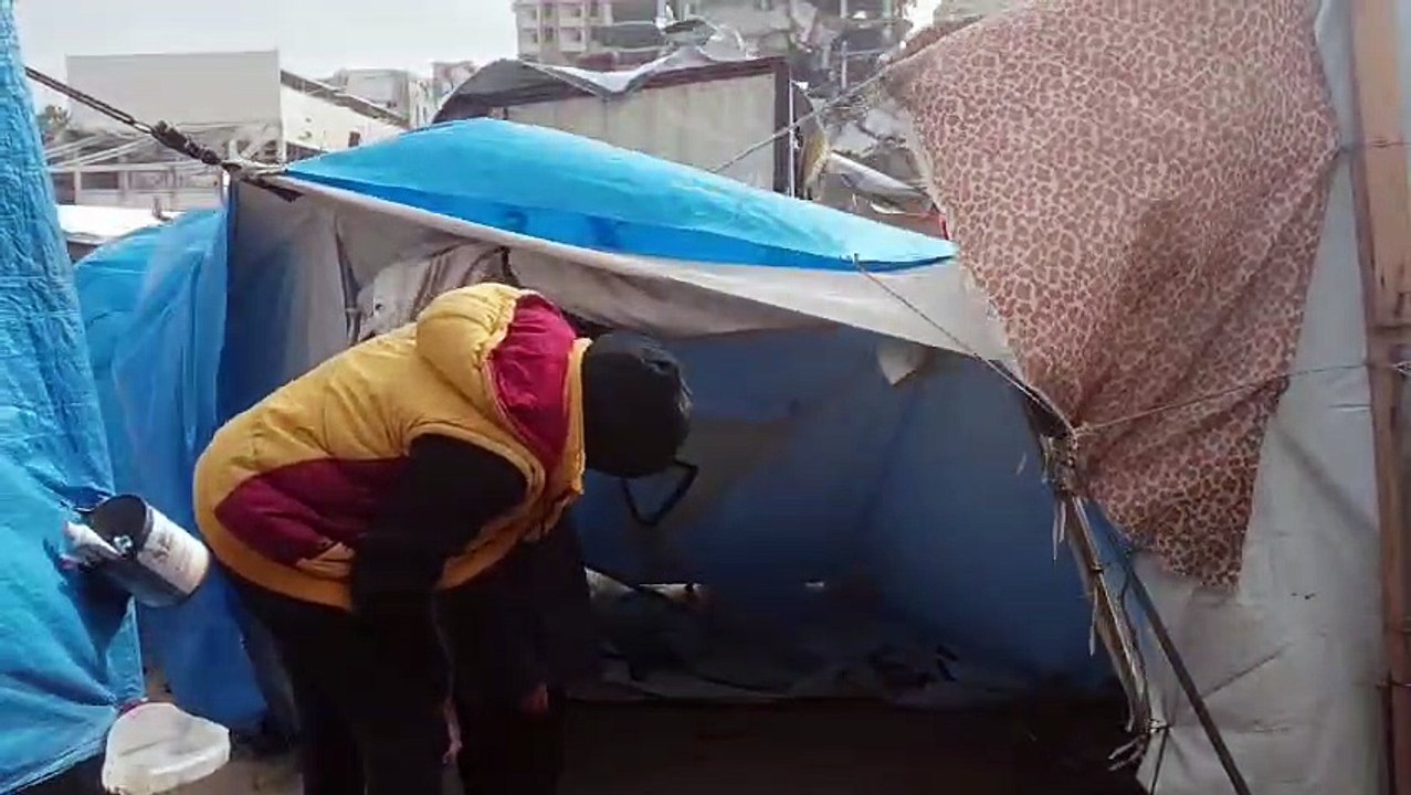 Kondisi angin kencang yang menerbangkan tenda-tenda di Jalur Gaza, Senin (29/12/2025).