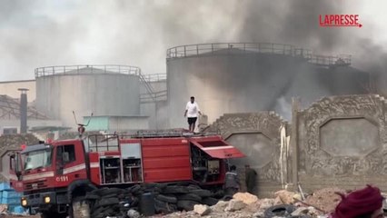 Bombe dell'Arabia Saudita su un porto in Yemen: il video delle colonne di fumo a Mukalla