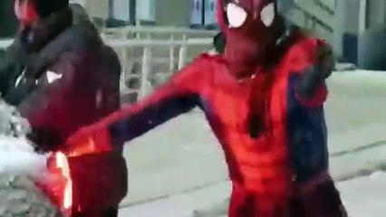 Film sahnesi değil Bitlis... Karda mahsur kalan vatandaşın yardımına Örümcek Adam yetişti!