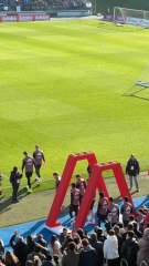Así recibieron los aficionados a los jugadores del Real Madrid en el último entrenamiento del año