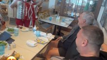 Totti e Baggio, pranzo e risate sotto le note di 'O Saracino