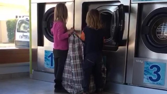 I bambini nel bosco in lavanderia mentre ritirano il bucato. I legali: «Abituati a usare la tecnologia, non vivono fuori dal mondo»
