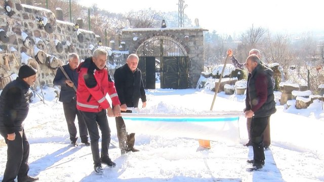 Erciyes eteklerinde 500 yıllık gelenek: Yazın serinlemek için kar kuyuları dolduruluyor