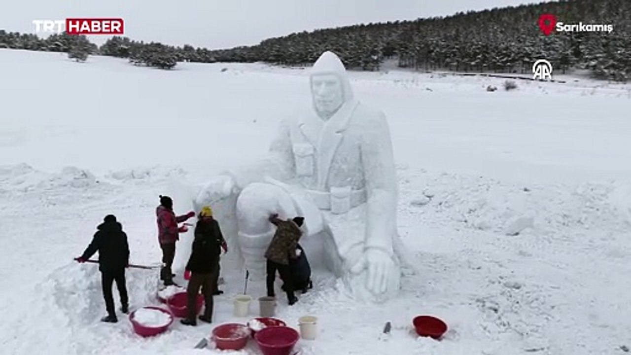 Kars'ta Sarıkamış Harekatı için kardan heykeller hazırlanıyor