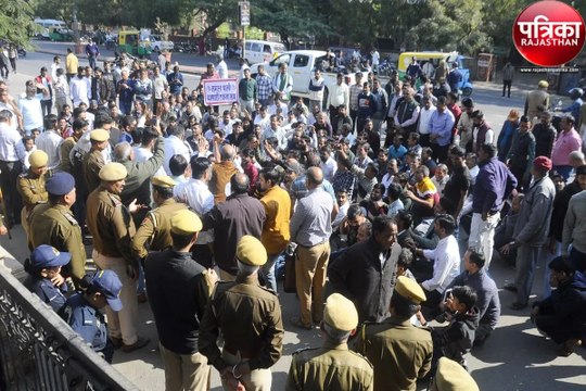 Pali News : शहर में लगे मेलों से बाजारों में सन्नाटा, व्यापारी दुकानें बंदकर सड़क पर उतरे