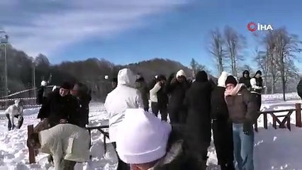 Hem teleferiğe bindiler hem de bembeyaz örtü üstünde kar topu savaşı yaptılar