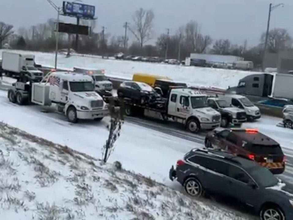 Plötzlicher schneesturm verursacht massencrash