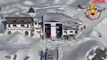 Il video dall'alto della funivia bloccata a Macugnaga, un centinaio di persone bloccate nella stazione a monte