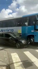 Carro bate em ônibus de viagem em via importante de Salvador e causa congestionamento; assista