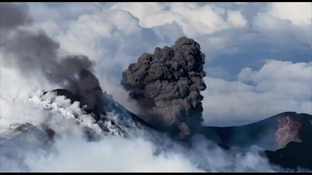 Neve, fumo, lava e lapilli, lo spettacolo dell'eruzione dell'Etna