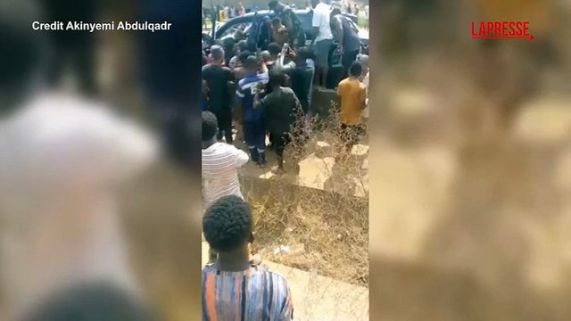 Antony Joshua, il pugile ferito in un incidente d'auto: i soccorsi al campione dopo lo schianto