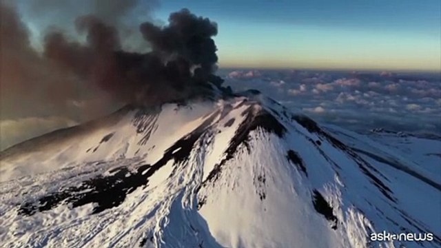 Neve, fumo, lava e lapilli, lo spettacolo dell'eruzione dell'Etna