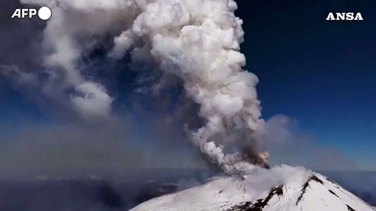 Etna, lo spettacolo dall'alto dell'attivita' vulcanica fra la neve