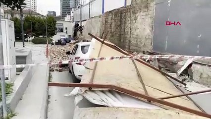 Şantiye duvarı seyir halindeki aracın üzerine devrildi!