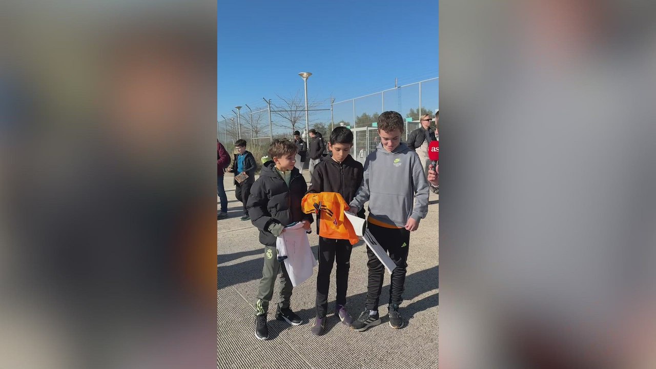 La ilusión de los niños con las firmas de los jugadores del Real Madrid