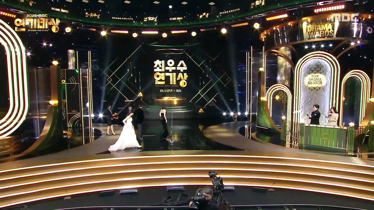 언더커버 하이스쿨 '진기주' 이강에는 달이 흐른다 '김세정' 여자 최우수 연기상 수상...