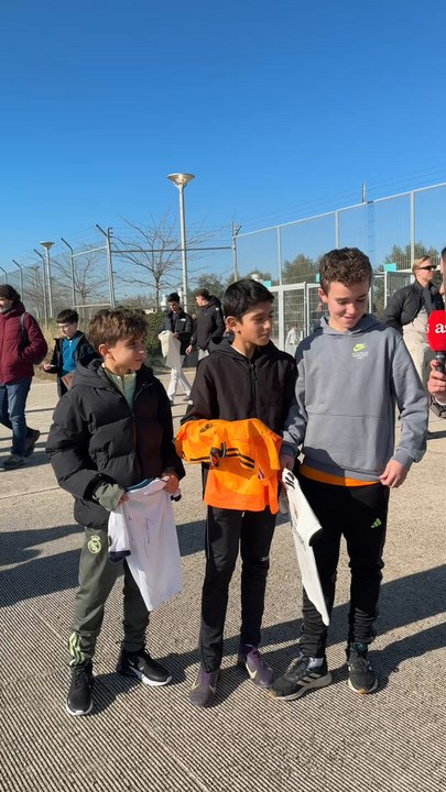 La ilusión de los más peques con las firmas de los jugadores del Real Madrid