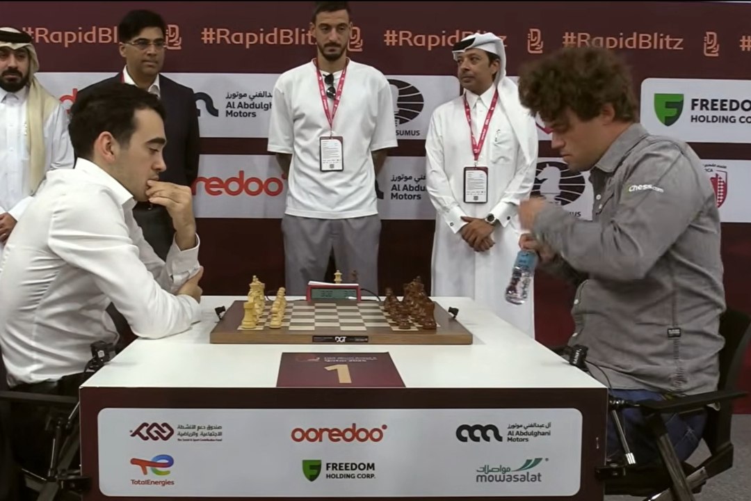 Joselu hace 'el saque de honor' en la partida de Carlsen Mundial relámpago de ajedrez