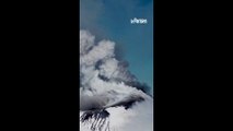 Ils skient sur les pentes de l'Etna en éruption