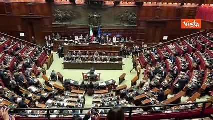 "Disastro Meloni", i cartelli del Pd in Aula dopo l'approvazione della manovra alla Camera