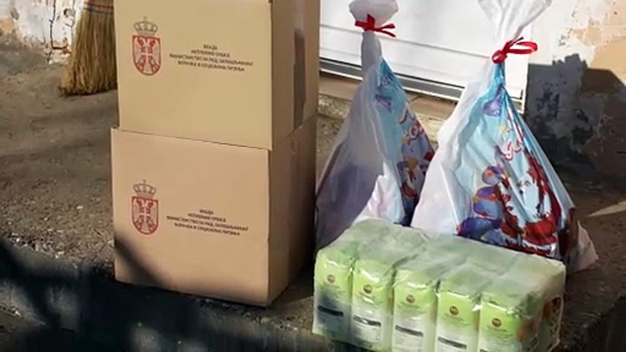 Gradonačelnica Lukić sa saradnicima uručila paketice deci iz okoline Loznice