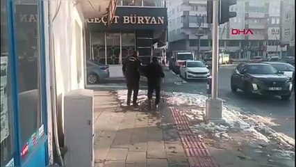 Görme engelli vatandaşı yalnız bırakmadı! Kaygan yolda insanlık dersi
