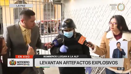 Bomberos retiran el artefacto explosivo lanzado por movilizados de la COB a la Asamblea Legislativa