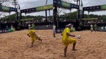 Tiene 45 años y se divierte como uno de 10: el show de Ronaldinho jugando al futvoley
