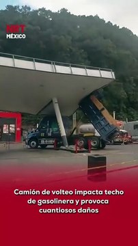 🚛⛽ Un camión de volteo causó importantes daños materiales luego de impactar y desprender parte del techo de una gasolinera.
