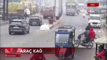 Hindistan'da üzerine kamyon devrilen otomobil kağıt gibi ezildi